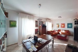 Casa indipendente di 328 m² con più di 5 locali e 