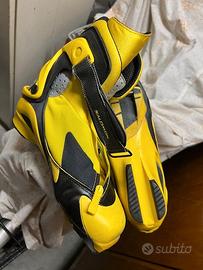 5 paia sci skating con scarpe, racchette e borse.