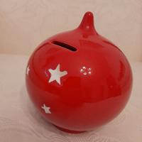 Salvadanaio in ceramica rosso con stelline bianche