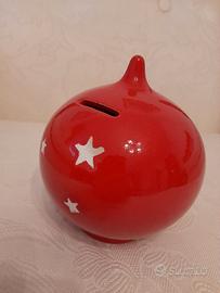 Salvadanaio in ceramica rosso con stelline bianche