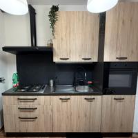 Cucina colore rovere e antracite