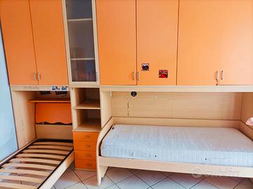 Cameretta con letto doppio, sedia, scrivania ..