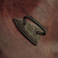 Ferro da stiro antico in ghisa