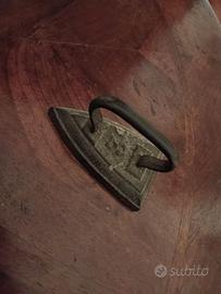 Ferro da stiro antico in ghisa