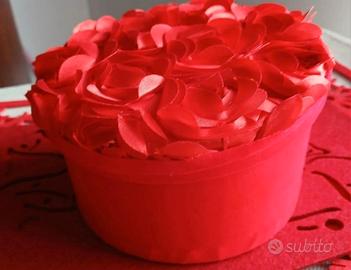 scatola in camoscio rossa con petali 