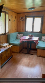 Casetta con roulotte