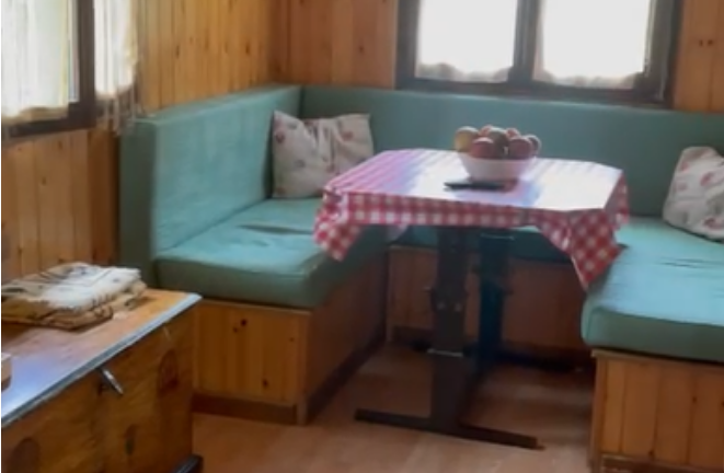 Casetta con roulotte