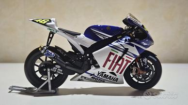 Yamaha YZR-M1 . Vale Rossi. Minichamps 1:12