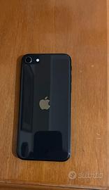 IPhone SE 2020 con accessori