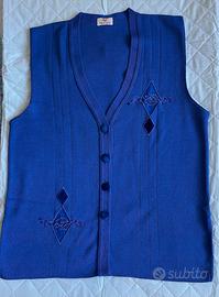 Gilet blu con bottoni e ricami