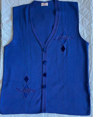 Gilet blu con bottoni e ricami