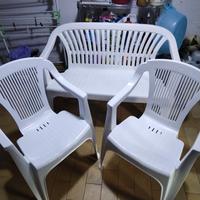 poltrona con due sedie da giardino
