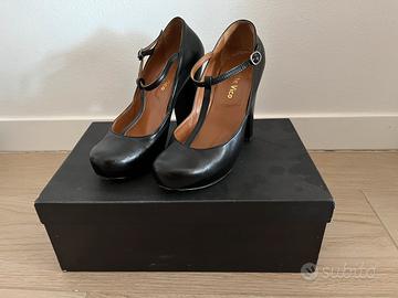 Scaroa elegante com tacco largo