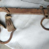 Giogo in legno e ferro antico per buoi vintage 