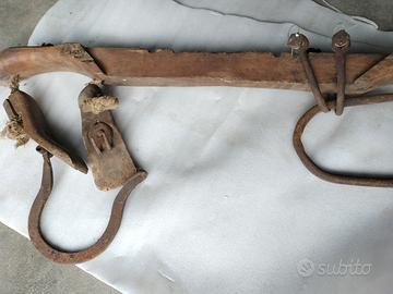 Giogo in legno e ferro antico per buoi vintage 