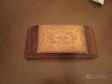 Cofanetto in legno intarsiato