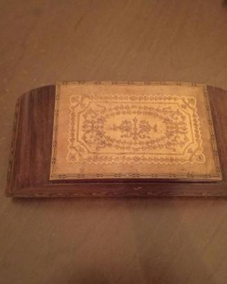 Cofanetto in legno intarsiato