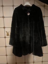 Pelliccia nera - taglio svasato- pari al nuovo