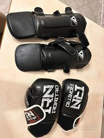 Set boxe / kickboxing – guantoni + parastinchi