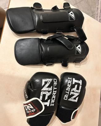 Set boxe / kickboxing – guantoni + parastinchi