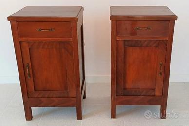 Coppia di comodini antichi