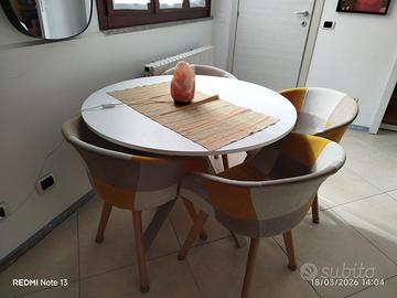 Tavolo rotondo + quattro sedie