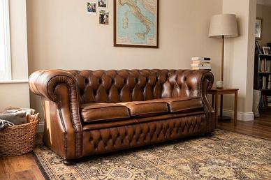 Divano Chesterfield club 3 posti in pelle marrone 