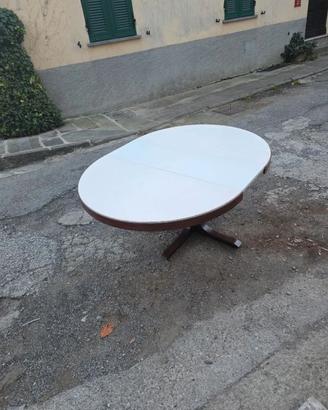 Tavolo rotondo che puo diventare ovale