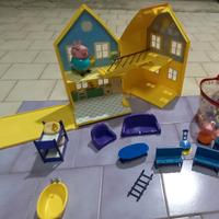 Casa di Peppa Pig ,più la classe di Peppa. 50€