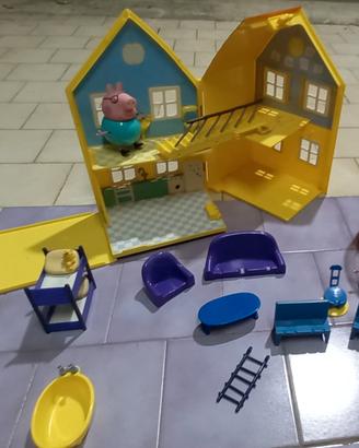 Casa di Peppa Pig ,più la classe di Peppa. 50€