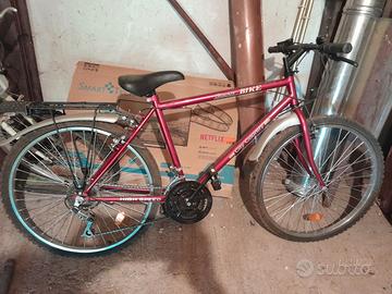 Bicicletta rossa - ha le gomme sgonfie