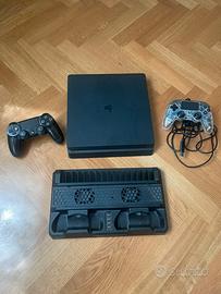 PS4 Slim + Stand Ventilato Ricarica + 2 Controller