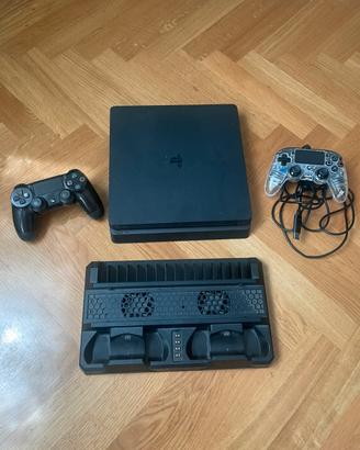 PS4 Slim + Stand Ventilato Ricarica + 2 Controller