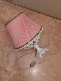 vecchia lampada da tavolo in ceramica.