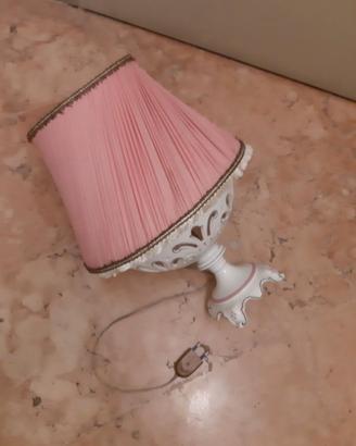 vecchia lampada da tavolo in ceramica.
