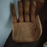 sedia a forma di mano