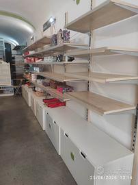 arredamento scaffali con cassettone sotto