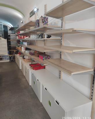 arredamento scaffali con cassettone sotto