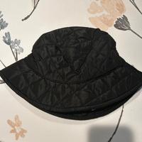 Cappello in piumino nero, marca Benetton, taglia M