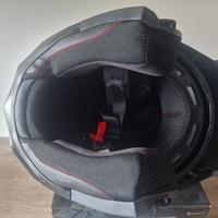 Caschi modulari e giubbotti.