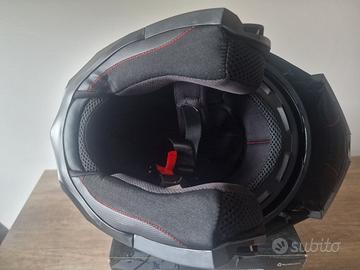 Caschi modulari e giubbotti.