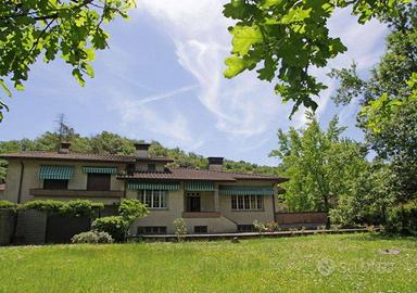 Villa di 500 m² con 4 locali e box auto a Subbiano