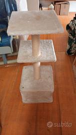 Torre tiragraffi per gatti