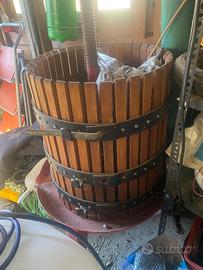 Torchio manuale a leva per uva e vinacce