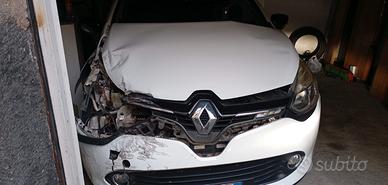 Renault Clio incidentata 