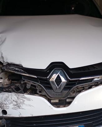 Renault Clio incidentata 