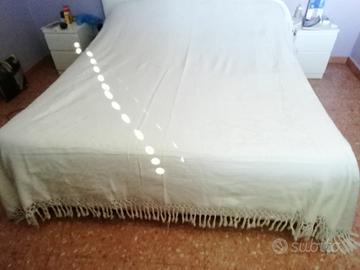Coperta letto con ricami