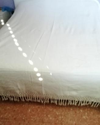 Coperta letto con ricami