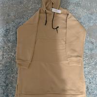 Felpa da donna colore marroncino.