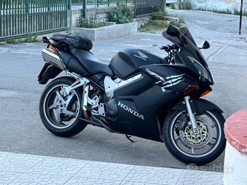 Honda Vfr V-tec 800 del 2005 con 23.000km